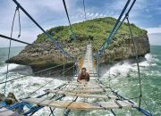 Berpetualang Seperti Indiana Jones di Pantai Timang Yogyakarta